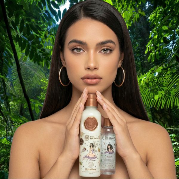 Mujer con tarro de keratina ritualbotanico en sus manos exhibiendo un cabello negro liso y brillante